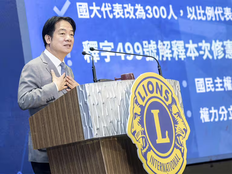 不斷出現的爭議內容，讓總統賴清德為大罷免祭出的「起手式」團結台灣十講，似乎從一舉擊倒敵人的祕密武器、突然淪為提油救火的連續翻車現場。（圖：賴清德臉書）