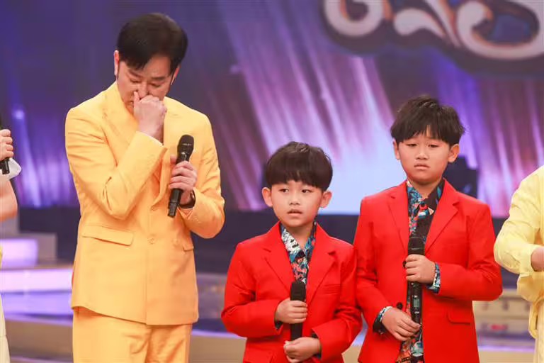 不輕易掉男兒淚的陽帆難得在節目上哭了。(圖/民視提供) 不輕易掉男兒淚的陽帆難得在節目上哭了。(圖/民視提供)