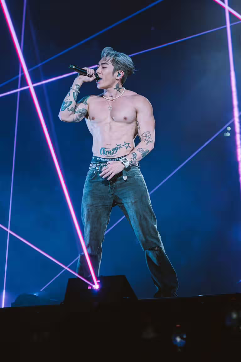 Tyson Yoshi舉辦演唱會,突然高調在台上獻吻。(圖/想不到音樂工作室提供) Tyson Yoshi舉辦演唱會,突然高調在台上獻吻。(圖/想不到音樂工作室提供)