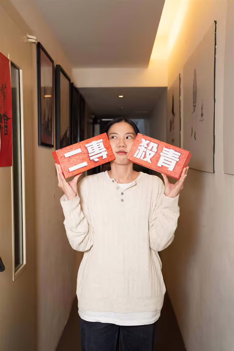 洪佩瑜殺青當天,讓她有種劫後餘生的心情。(圖/何樂音樂提供) 洪佩瑜殺青當天,讓她有種劫後餘生的心情。(圖/何樂音樂提供)