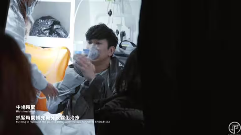 林俊傑曾因為重感冒,演出期間抓緊時間進行噴霧治療。(圖/翻攝自林俊傑YouTube) 林俊傑曾因為重感冒,演出期間抓緊時間進行噴霧治療。(圖/翻攝自林俊傑YouTube)
