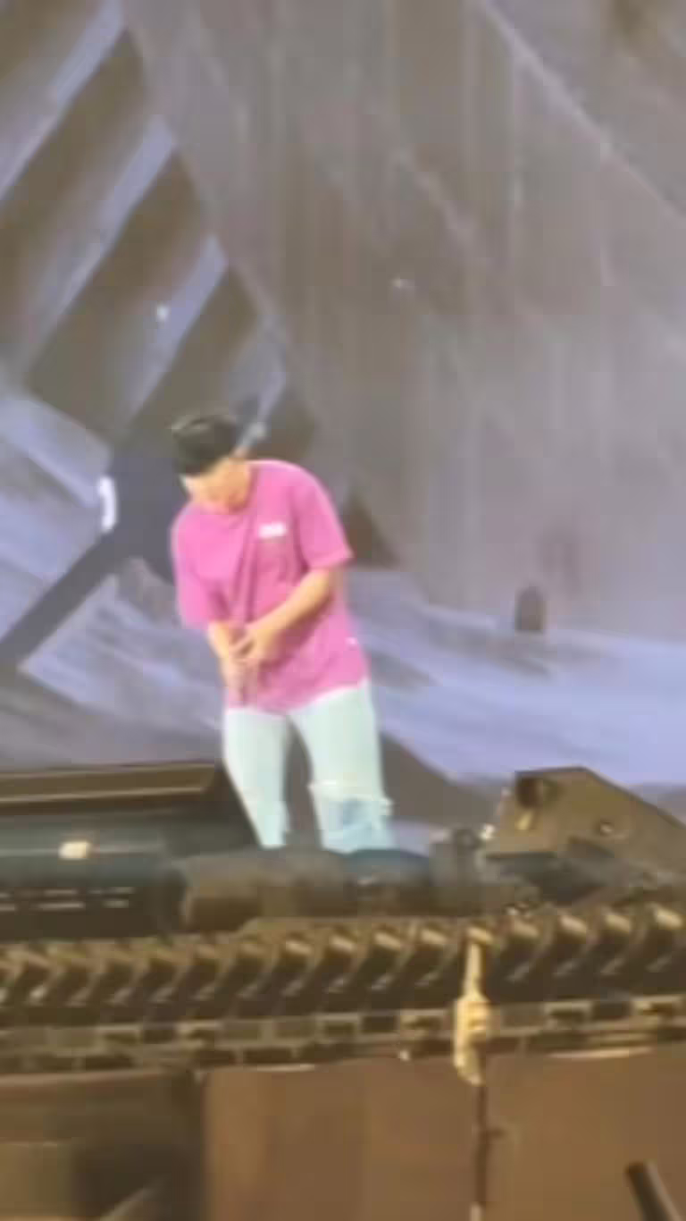 林俊傑抱著肚子。(圖/讀者提供) 林俊傑抱著肚子。(圖/讀者提供)