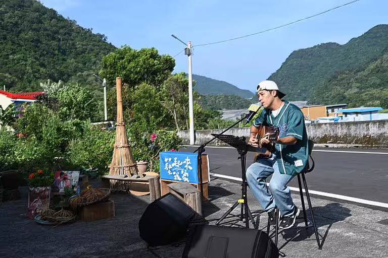 「藝起來我家」庭院分享會首次走進達仁 歌手高偉勛回家唱歌 饒慶鈴參與同樂 「藝起來我家」庭院分享會首次走進達仁 歌手高偉勛回家唱歌 饒慶鈴參與同樂