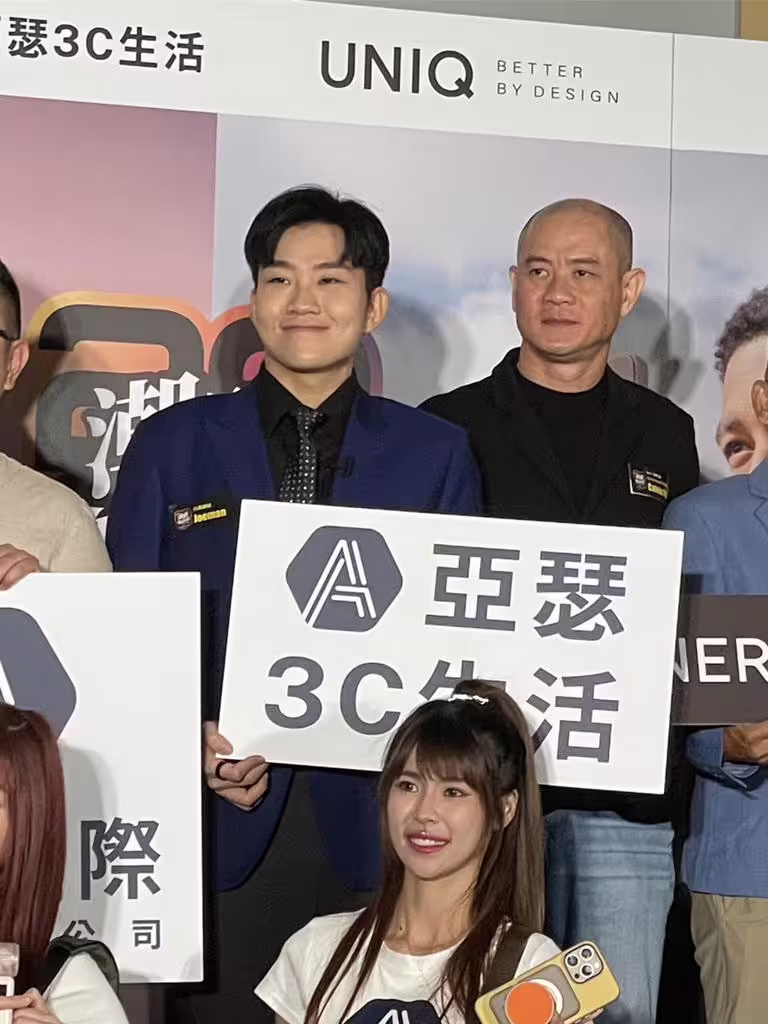 Joeman（左）21日出席3C用品站台活動。（謝采恩攝）
