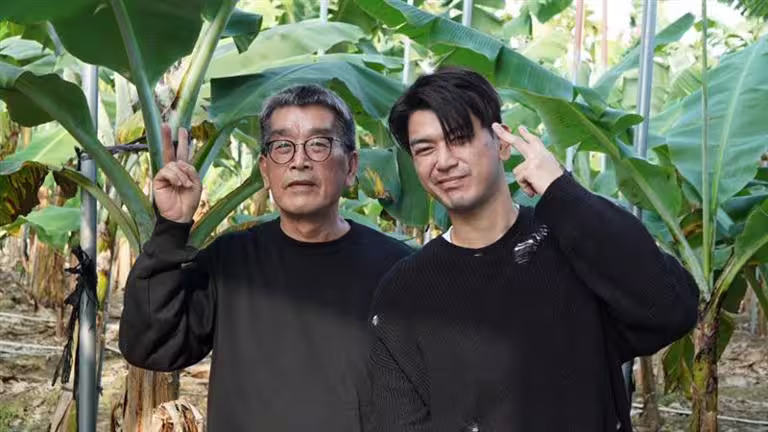 潘逸安(右)今日發文正式父親病逝的消息。(圖/翻攝自潘逸安臉書) 潘逸安(右)今日發文正式父親病逝的消息。(圖/翻攝自潘逸安臉書)