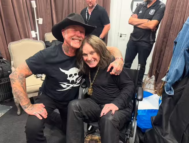 奧茲(右)晚年需坐輪椅。(圖/IG@ozzyosbourne) 奧茲(右)晚年需坐輪椅。(圖/IG@ozzyosbourne)