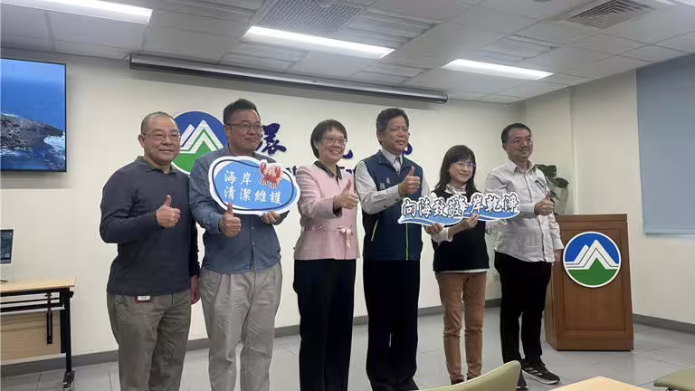 台灣海岸線連綿1990公里，而沿岸海廢巡檢過往以人力為主，因此具有不少難以克服的困境，對此環境部環境管理署，2024年運用無人機（UAV）結合Ai影像辨識技術，突破過往困境，人力每次僅能巡查100公尺，無人機則可達2公里，且透過AI辨識，其垃圾面積辨識精準度達人工辨識8成。（賀培晏攝）