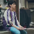 金鐘視帝夜市擺攤！狼狽跑給警察追 遇熱心老闆搬椅子借吹冷氣超感動