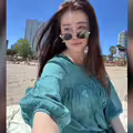 58歲王祖賢罕曬「沙灘素顏照」 粉絲驚讚：美得像一幅畫