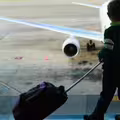 警緊急攔截飛機！10歲兒護照過期　爸媽「丟包機場飛走」下場曝