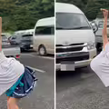 正妹在停車場「學鴕鳥」　上衣掀開真面目美呆！14秒片瘋傳