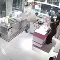 店員展示手機螢幕後　遭離奇槍擊身亡