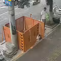 在施工圍欄邊玩耍　嬰兒不慎跌入深坑