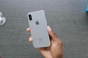 白色的iPhone8模型機上手！後面既然是這種玻璃面
