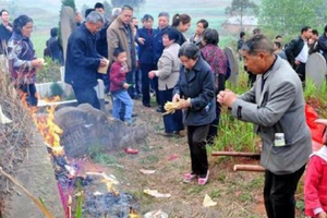 每年順手清理「隔壁連墓碑都沒有的老墳」　10年後掃墓「驚見一位白髮老人」他痛哭失聲