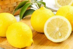 檸檬泡水喝有什麼好處 檸檬泡水喝的功效與作用