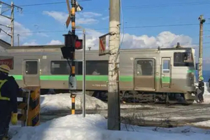 大媽「閃闖平交道」想拍美照　遭列車撞飛慘死