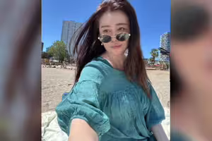 58歲王祖賢罕曬「沙灘素顏照」 粉絲驚讚：美得像一幅畫