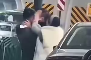 車禍糾紛爆衝突 突遭強吻駕駛捂臉逃 車禍糾紛爆衝突 突遭強吻駕駛捂臉逃