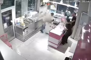 店員展示手機螢幕後 遭離奇槍擊身亡 店員展示手機螢幕後 遭離奇槍擊身亡