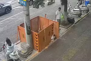 在施工圍欄邊玩耍　嬰兒不慎跌入深坑