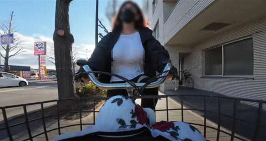 日嫩妹網紅「無罩駕駛」胸前2點晃動全露出 200萬粉瘋狂：暈了