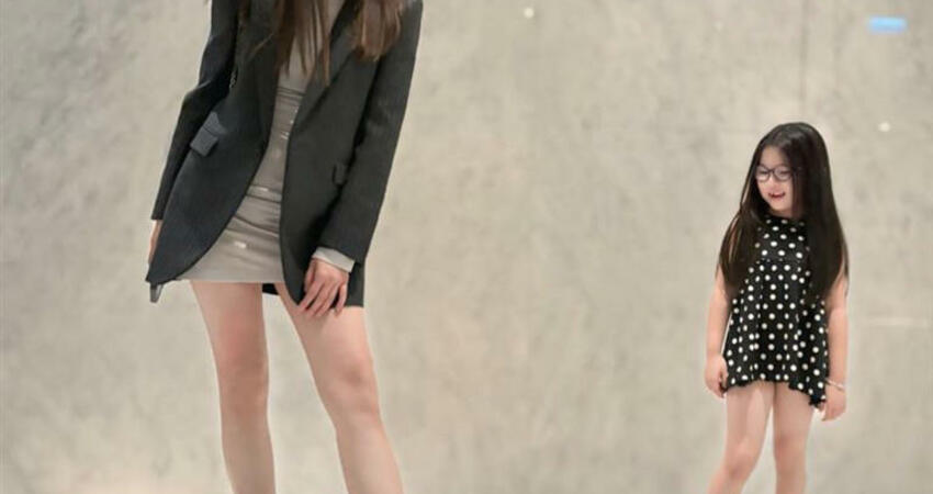 信義區驚見母女「下身失蹤」！大露超長鉛筆腿 網一看：是戲劇女王
