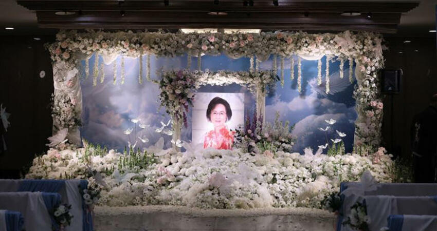 忍淚送別瓊瑤！俞小凡「早聽說要花葬」哽咽：已化蝶飛向平鑫濤