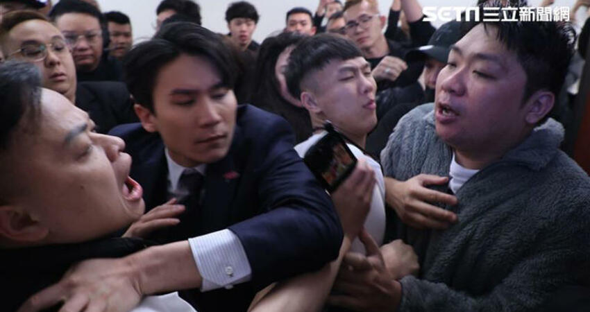 拳上後台再爆衝突！統神遭「蹦闆兄弟」圍毆打傷頭 警帶回2黑衣人送辦