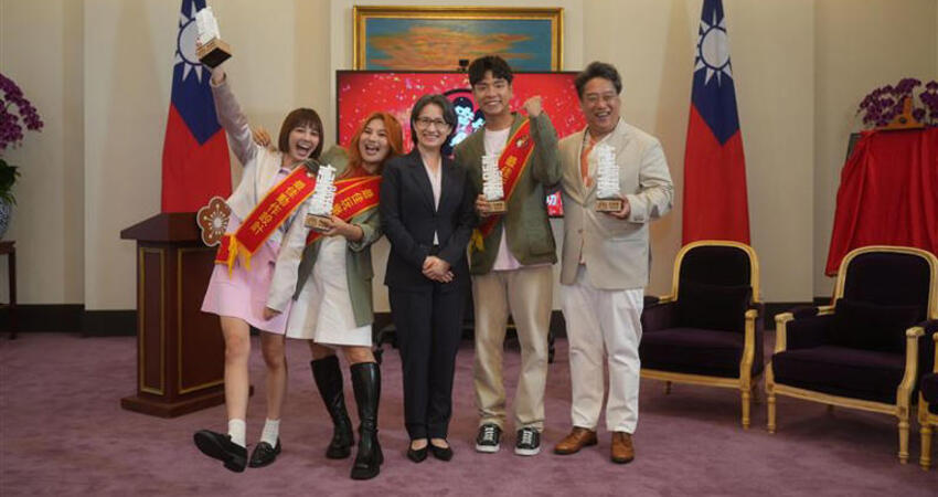 突宣布不幹了！女主持人錄影當場暴哭 「超大咖來賓」驚喜現身