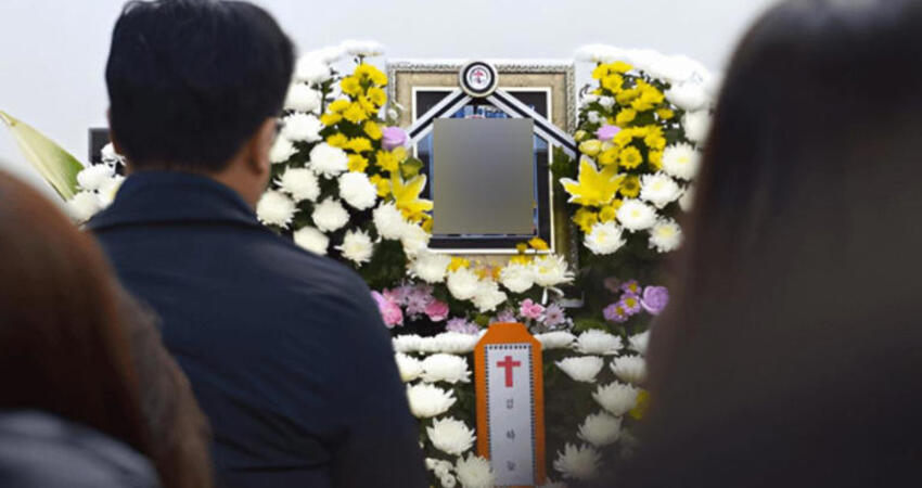 韓小學生遭師刺殺亡！生前「偶像是張員瑛」 IVE靈堂贈花圈小卡