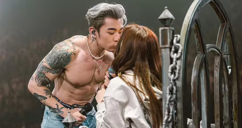 男星突高調公開認愛！演唱會當場親吻她 身份起底全場粉絲要暴動了