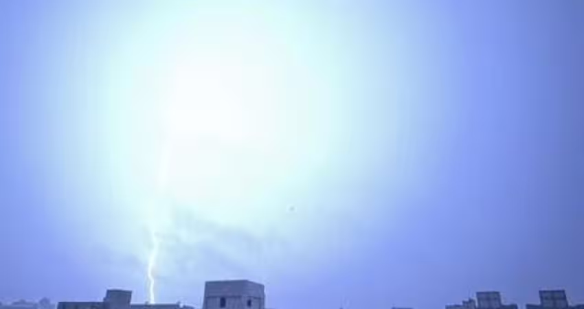 雷神之錘降臨！澎湖深夜閃電雷雨交加 巨大聲響震撼鄉親