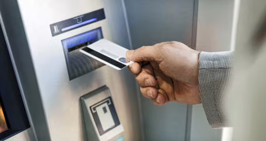 大阪宣布禁止「老人在ATM」前講電話！ 全日本開第一槍