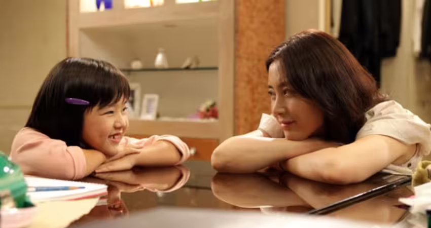 每週零用錢才300元「書包竟藏1萬」　女兒炫耀「我在學校賺錢」媽聽細節錯愕