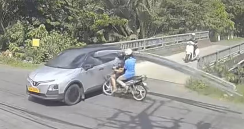 騎士騎車載長條物　竟直接撞進駕駛座