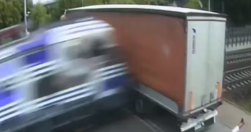 貨車被困鐵軌　遭火車攔腰猛撞