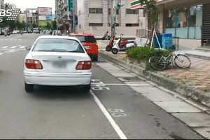 省停車費？擋住空格不停進去 也算併排違規