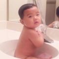 小寶寶在泡澡時「突然放了一個超可愛的屁」，接著她的反應讓在錄影的媽媽當場笑噴了！