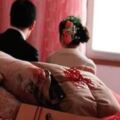 女子結婚陪送豪車現金，婚禮結束後回家，卻隔門聽到婆婆的話……