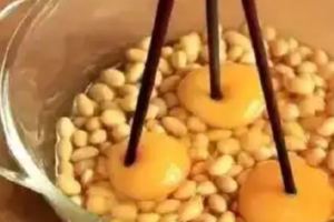 黃豆別做豆漿了，打3個雞蛋，筷子攪一攪，做出營養美味的早餐餅