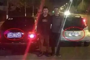 兩台車撞在一起，車主下車看到車牌後，憤怒的兩人最後反而開心拍照！