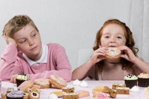 兒科醫生建議：這五種零食盡量不要給孩子買，對健康百害而無一利