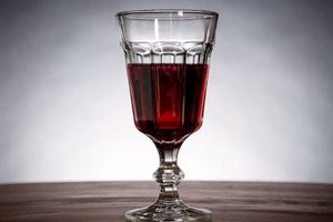 心理測試：憑感覺選一杯最苦的酒，測試你的愛情毒藥是什麼？