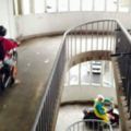 台北這棟「無樓梯公寓」竟能騎車上樓！網友讚翻但住戶卻很無奈，原來40年前「建設原因」是…