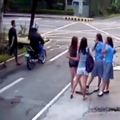 4名美少女學生「在路邊等車」還說說笑笑，沒想到....注意「00:23秒」監視器錄下的超恐怖一幕！