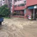 雨炸南台灣汪洋一片！車輛拋錨宛如水上停車場