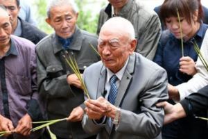 97歲台灣老兵靠著「智慧手機」終於成功回家！睽違77年的他跪在父母墳前痛哭：「爸，媽我回來了...」