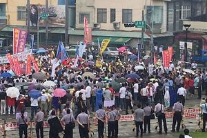 「總統府」音樂會　反年金改革團體與警衝撞