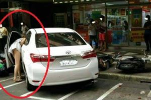 正妹開白色TOYOTA轎車，險撞進超商內，這時網友看到亮點都這麼說了…